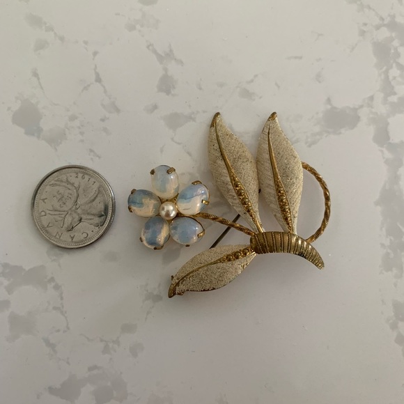 Vintage flower brooch - Picture 2 of 3